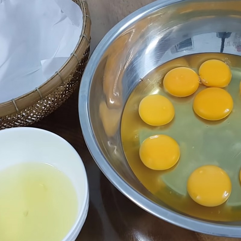 Bước 2 Đánh trứng và pha sữa đặc Bánh flan sữa đặc