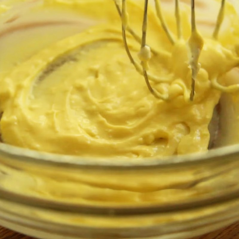 Bước 1 Đánh trứng với cream cheese Pudding matcha phô mai