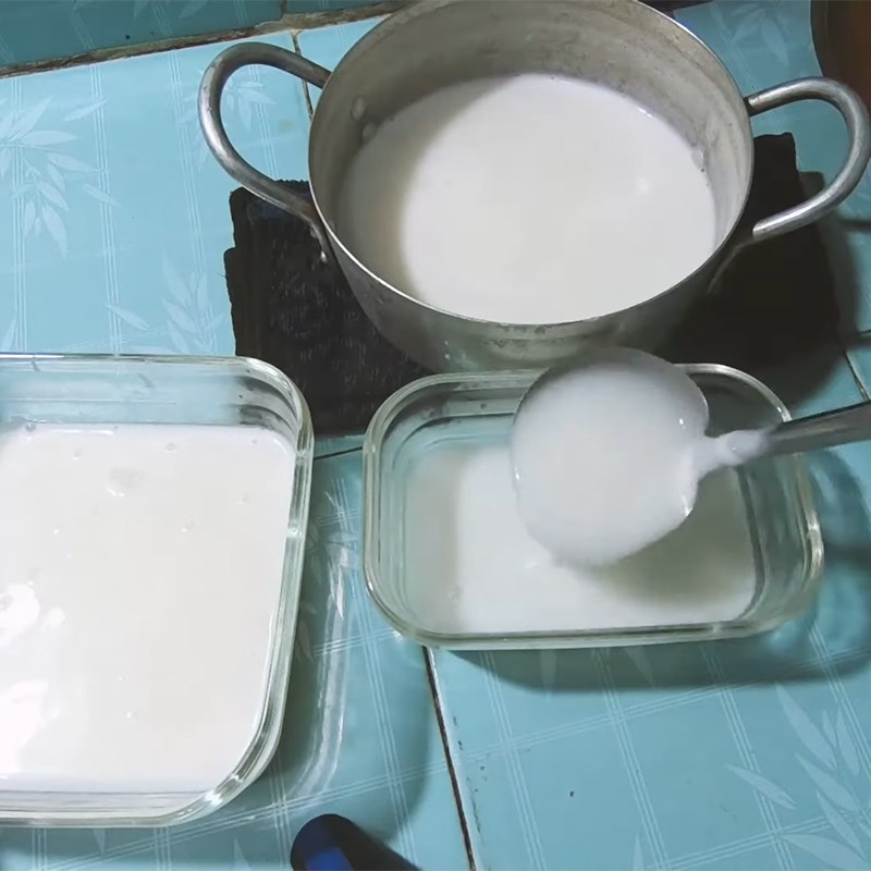 Bước 4 Đổ khuôn Rau câu milo sữa đặc