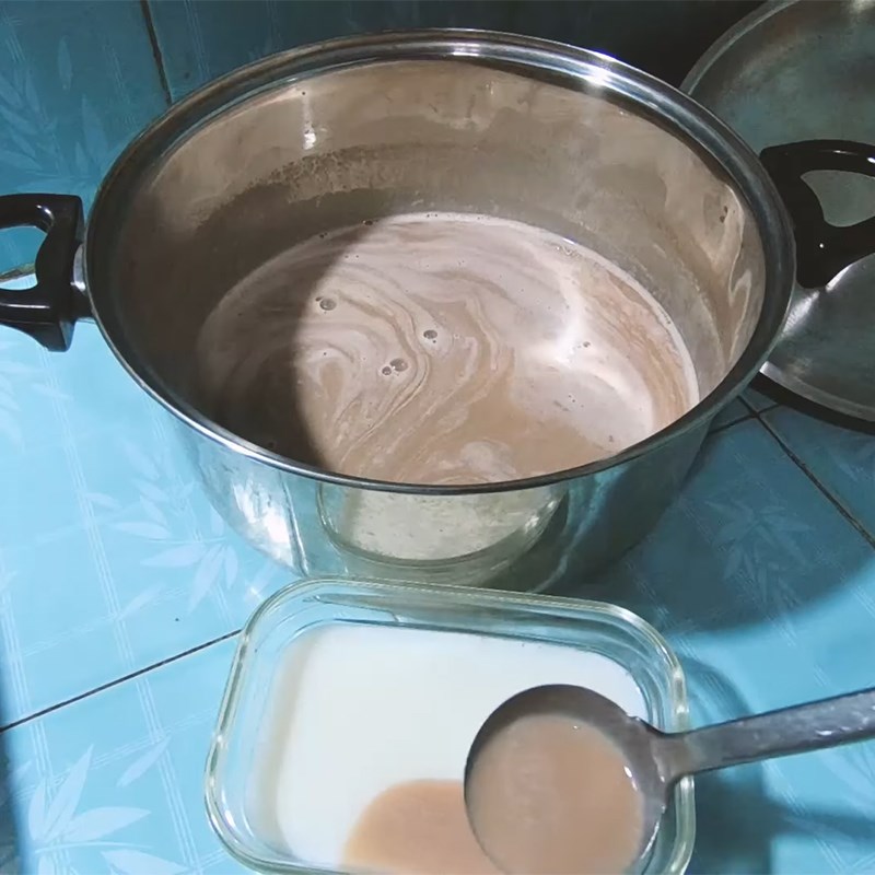 Bước 4 Đổ khuôn Rau câu milo sữa đặc