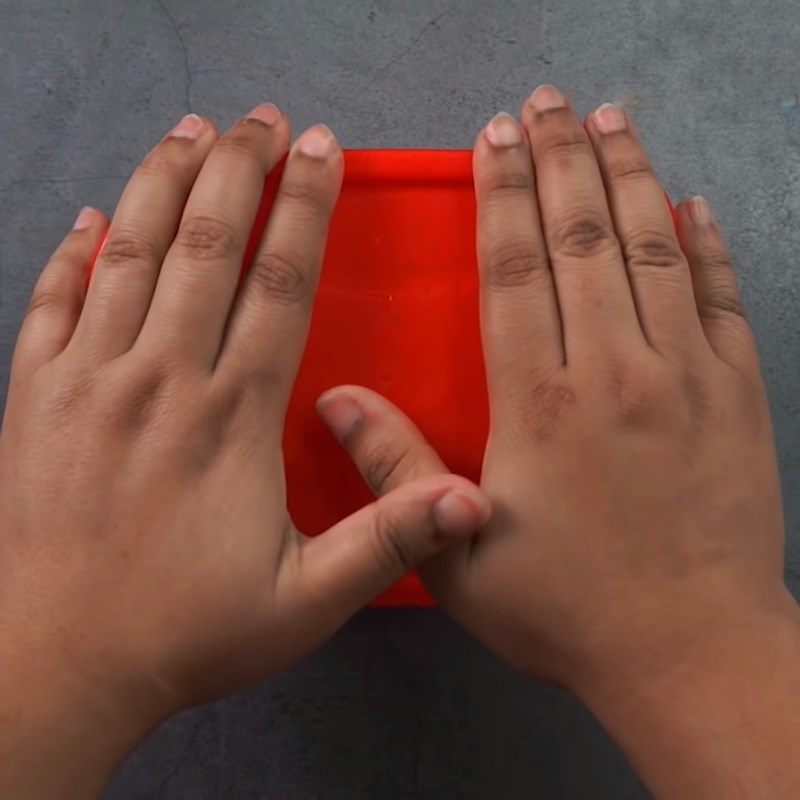 Bước 4 Đổ khuôn và làm đông Kem dâu tây sữa tươi