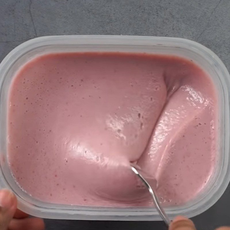 Bước 4 Đổ khuôn và làm đông Kem dâu tây sữa tươi