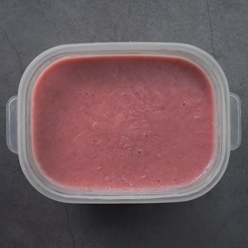 Bước 4 Đổ khuôn và làm đông Kem dâu tây sữa tươi