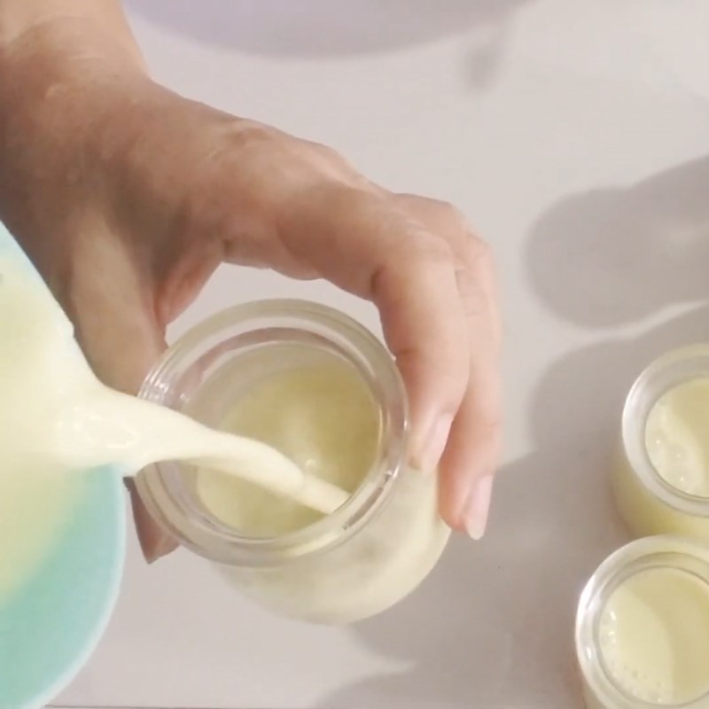 Bước 3 Đổ khuôn và ủ sữa chua Sữa chua mít