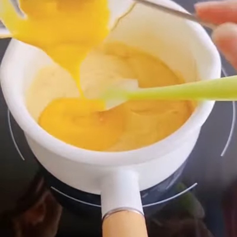 Bước 3 Đun hỗn hợp custard Custard xoài cho bé ăn dặm