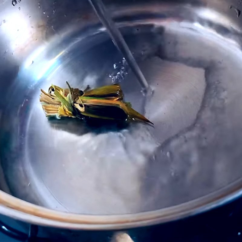 Bước 2 Đun sôi nước lá dứa Tổ yến chưng đông trùng hạ thảo