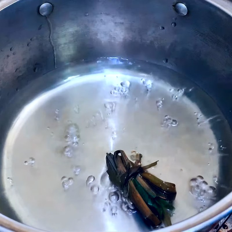 Bước 2 Đun sôi nước lá dứa Tổ yến chưng đông trùng hạ thảo