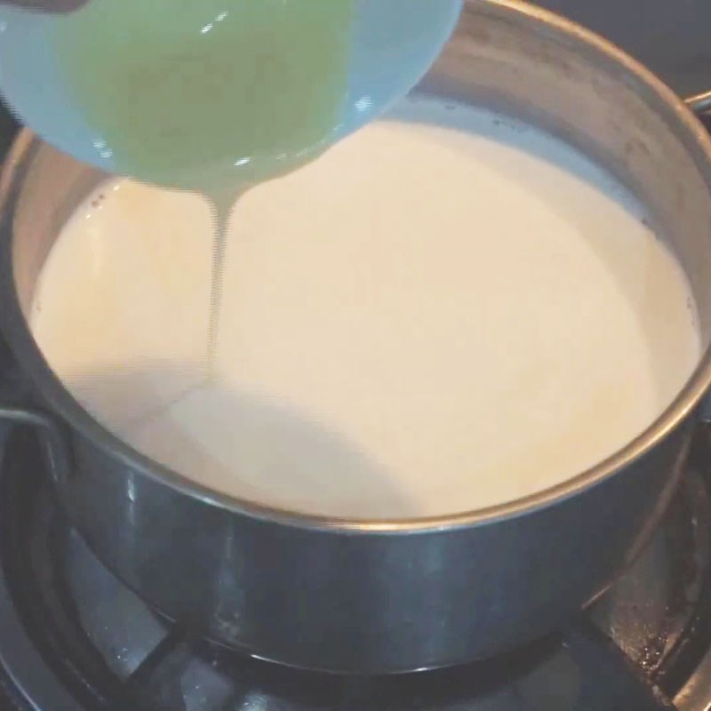Bước 1 Đun sữa Sữa chua bằng sữa đặc và sữa bột