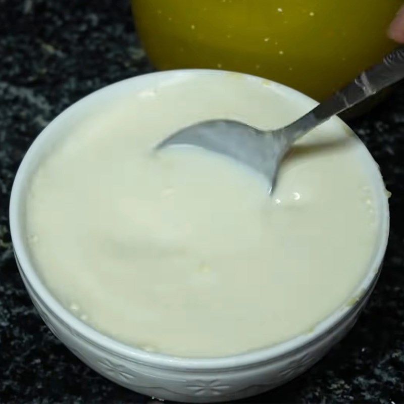 Bước 2 Đun sữa và trộn hỗn hợp custard Custard trứng cho bé ăn dặm