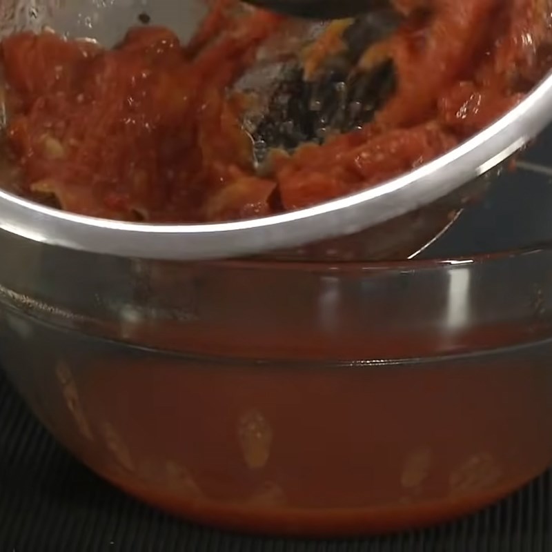 Bước 3 Ép cà chua Nước ép cà chua không cần máy