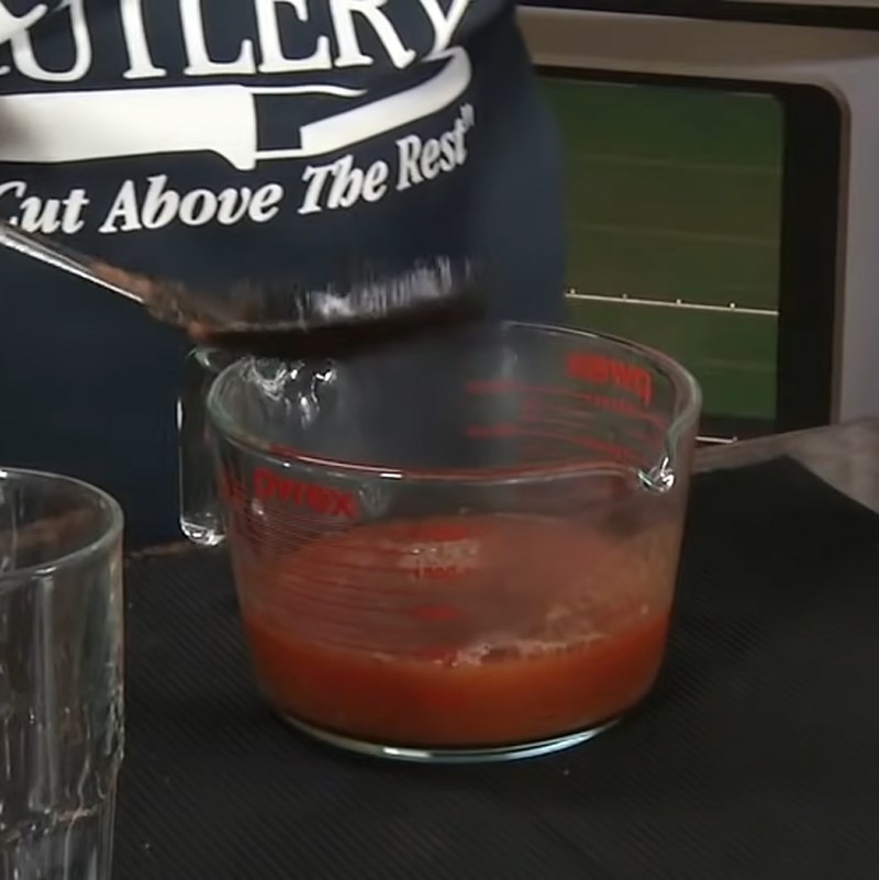 Bước 3 Ép cà chua Nước ép cà chua không cần máy