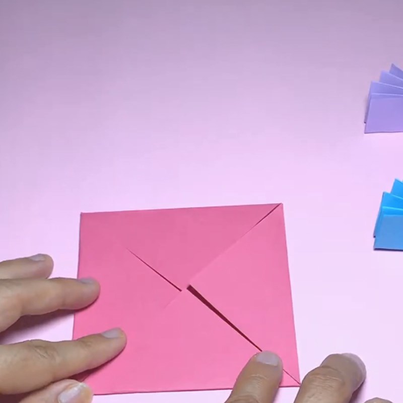 Bước 1 Gấp hộp quà Gói hộp quà kẹo nhỏ dễ thương