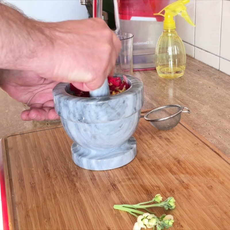 Bước 2 Giã và lấy nước hoa Cách làm nước hoa bằng hoa hồng, Matthiola incana