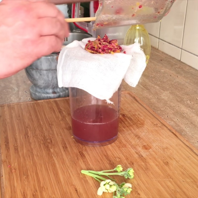 Bước 2 Giã và lấy nước hoa Cách làm nước hoa bằng hoa hồng, Matthiola incana