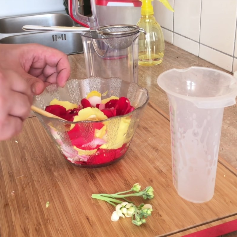 Bước 2 Giã và lấy nước hoa Cách làm nước hoa bằng hoa hồng, Matthiola incana
