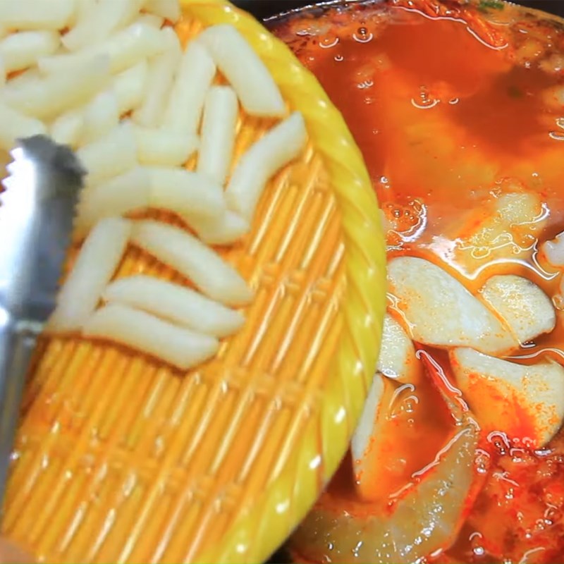 Bước 3 Hoàn thành Lẩu kim chi hải sản Hàn Quốc