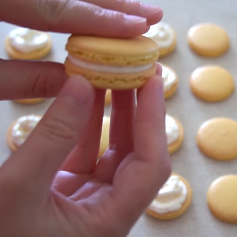 Cách thực hiện bánh Macaron sắc màu sắc vô nằm trong giản dị và đơn giản trúng chuẩn chỉnh ko nên đầu phòng bếp nào thì cũng biết