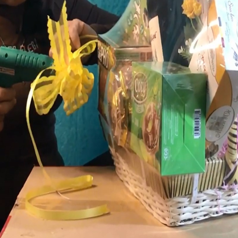 Bước 4 Hoàn thành Giỏ quà bánh kẹo bằng súng bắng keo