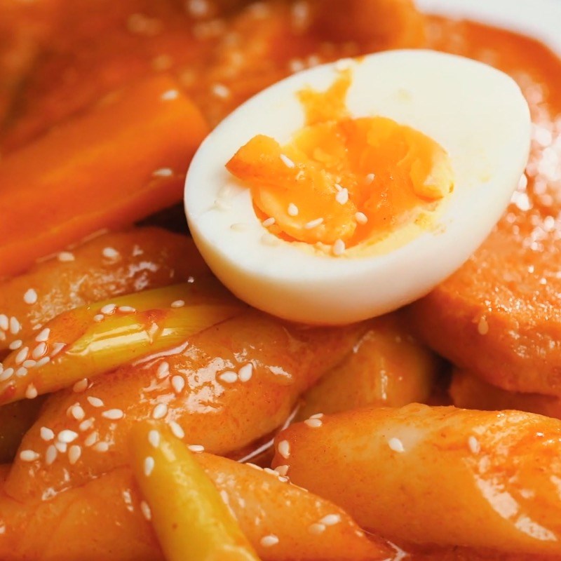 Bước 4 Hoàn thành Tokbokki bằng bánh tráng - Bách hóa XANH