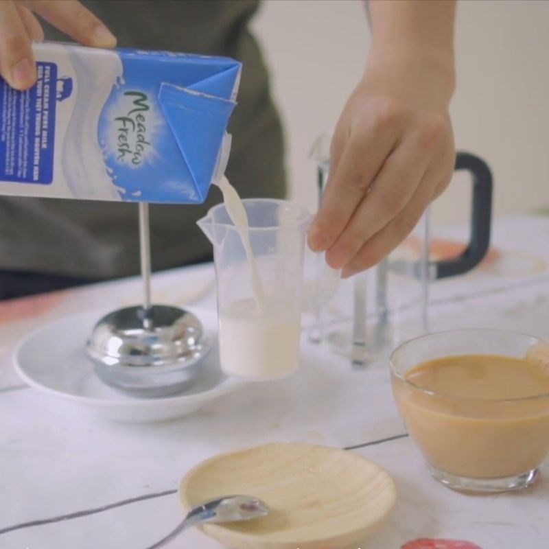 Bước 3 Hoàn thành Trà lipton sữa nóng