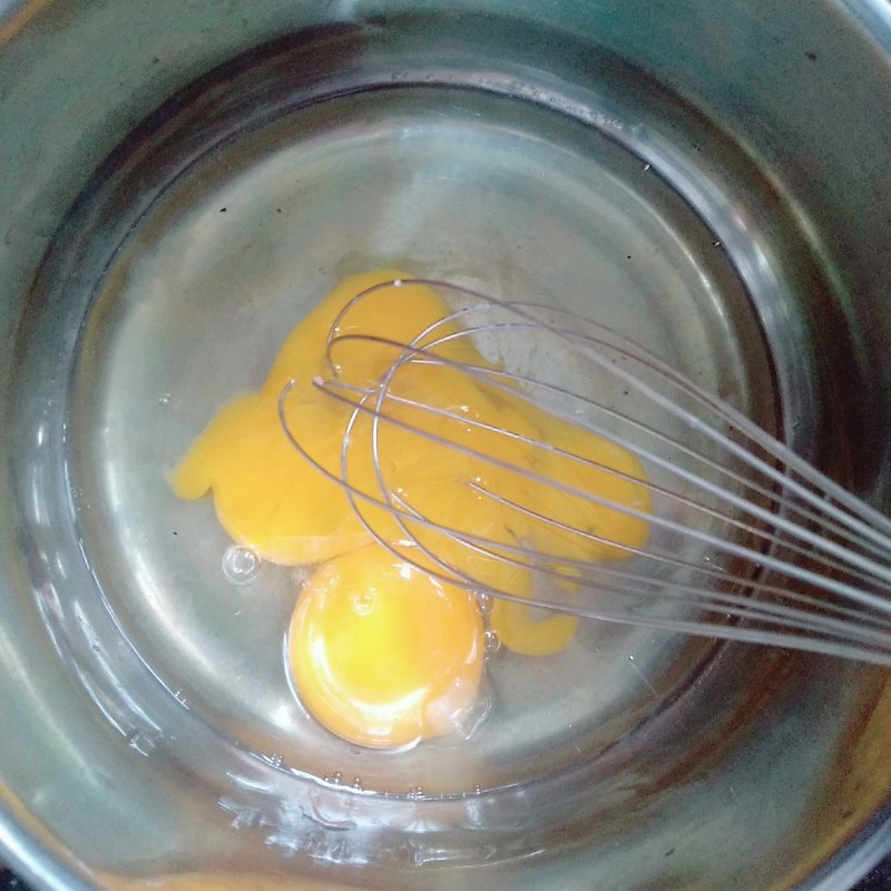 Bước 2 Khuấy hỗn hợp trứng sữa Bánh flan phô mai bằng nồi chiên không dầu (công thức được chia sẻ từ người dùng)