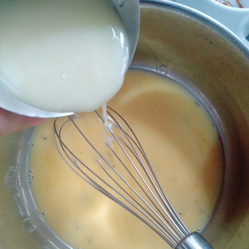 Bước 2 Khuấy hỗn hợp trứng sữa Bánh flan phô mai bằng nồi chiên không dầu (công thức được chia sẻ từ người dùng)