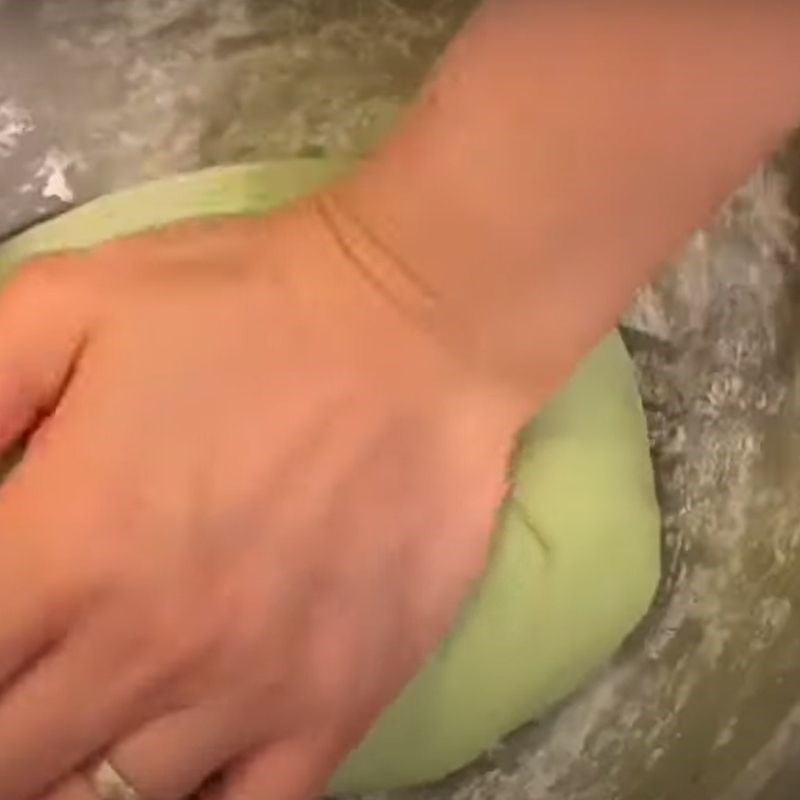 Bước 4 Làm bột bánh trôi nước lá dứa Chè trôi nước lá dứa nhân đậu xanh