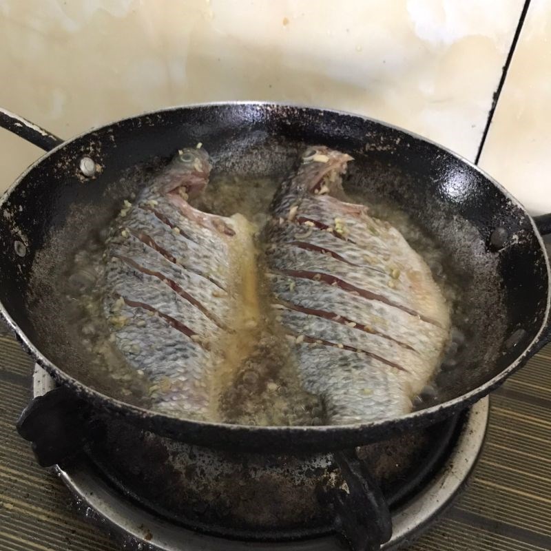 Bước 3 Làm cá rô phi chiên sả ớt Cá rô phi muối sả ớt chiên