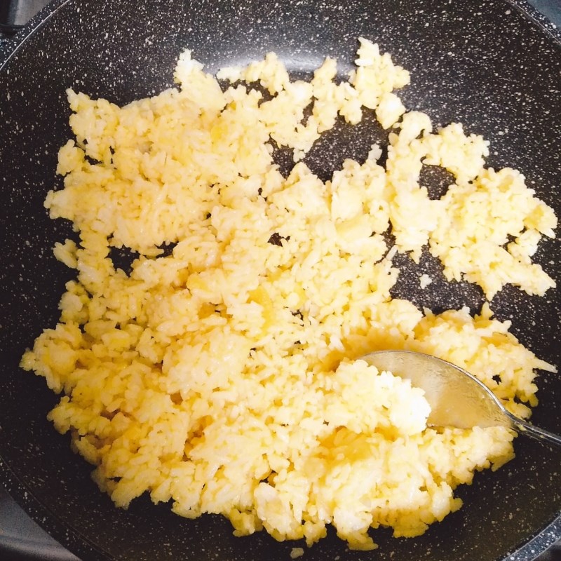 Bước 3 Làm cơm chiên trứng muối Cơm chiên trứng muối