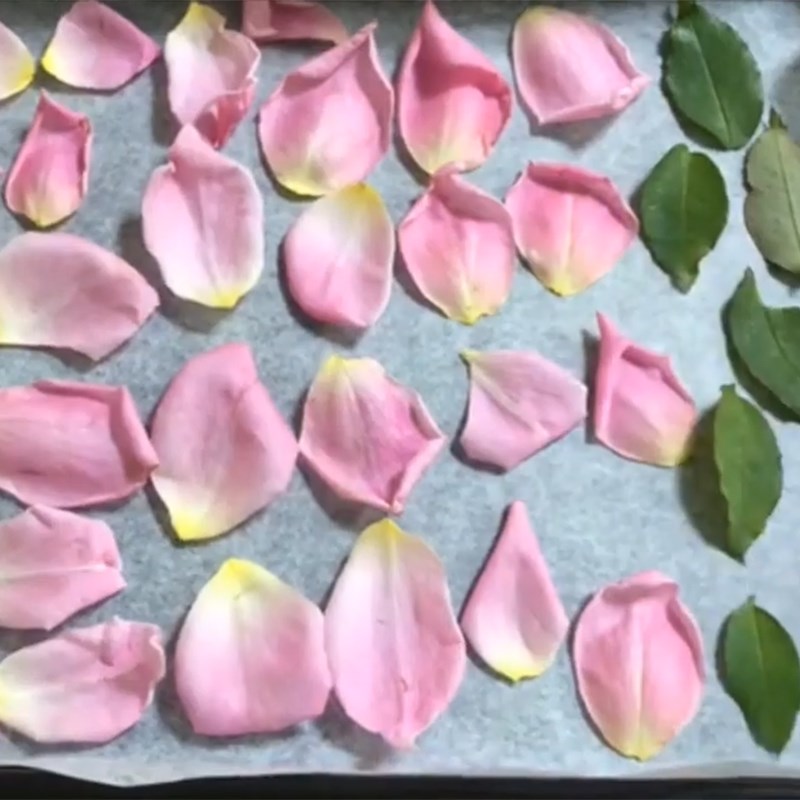 Bước 1 Làm hoa khô Cách làm túi thơm từ hoa khô