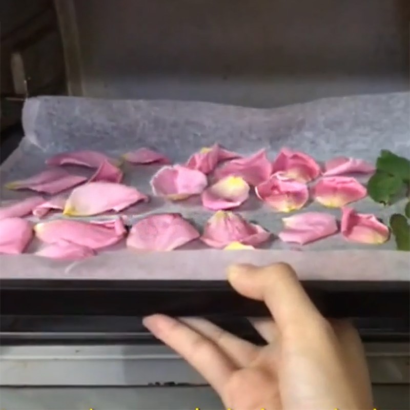 Bước 1 Làm hoa khô Cách làm túi thơm từ hoa khô