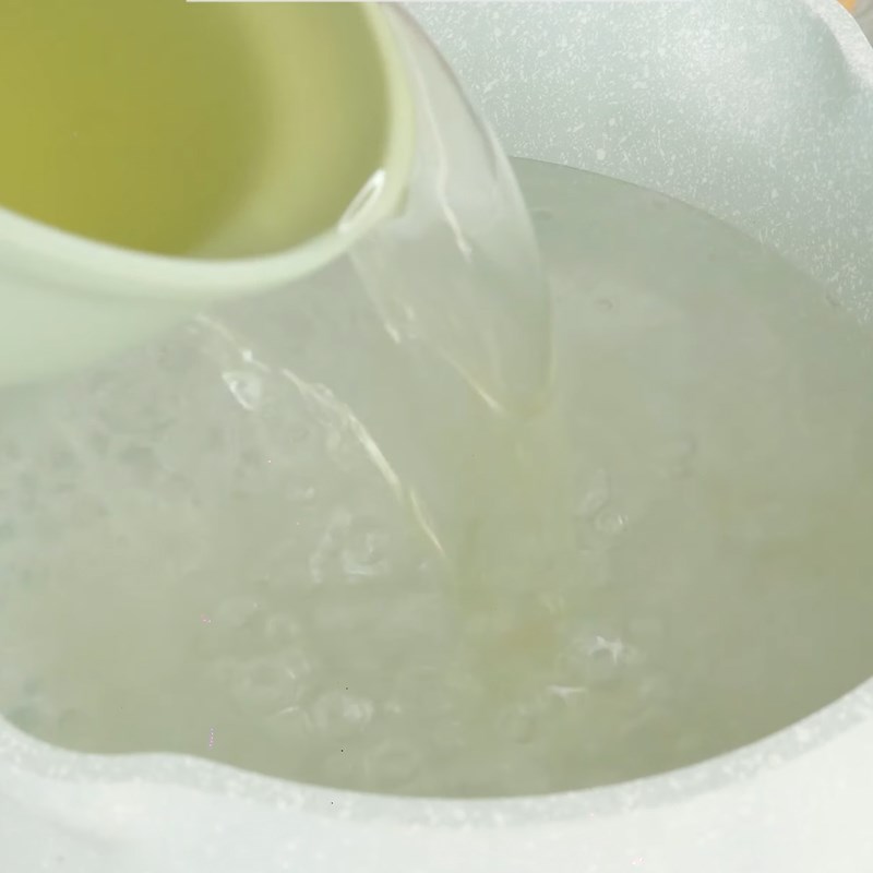 Bước 2 Làm nước đường Chè khúc bạch dùng gelatin