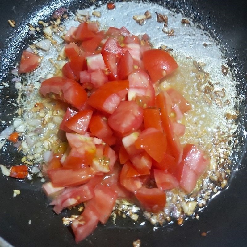 Bước 4 Làm sốt cà chua Cá thu sốt cà chua