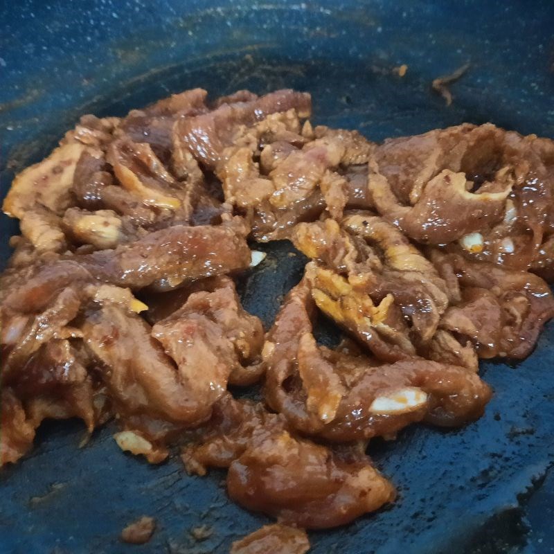 Bước 2 Làm thịt heo xào cay Hàn Quốc Thịt heo xào cay Hàn Quốc