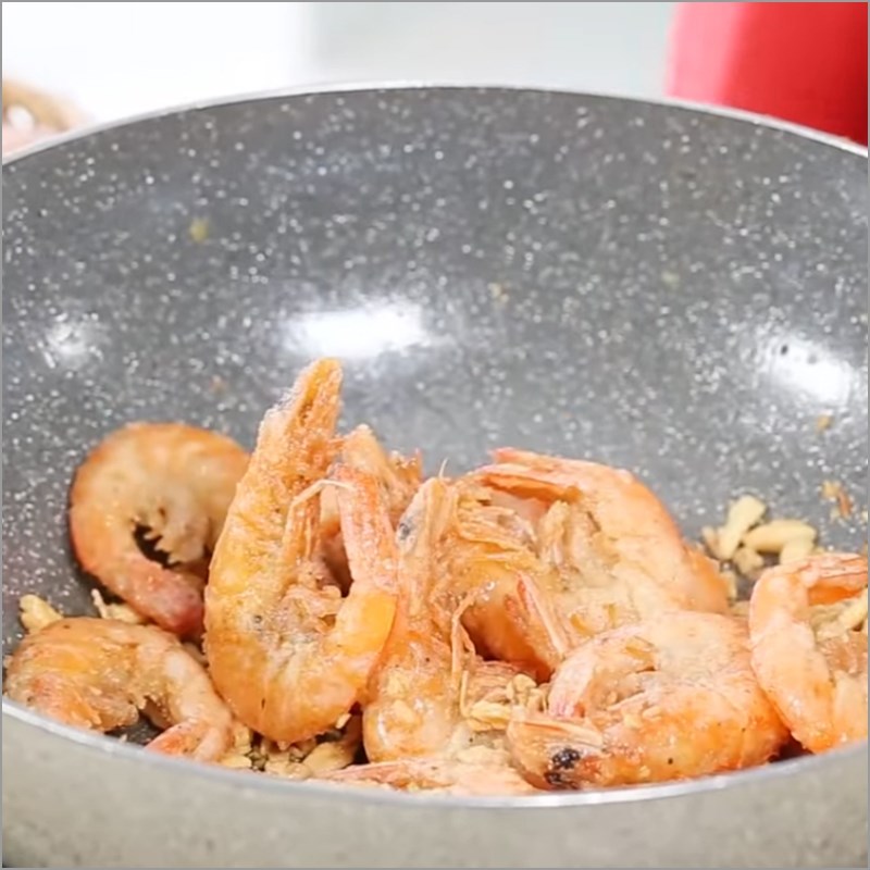 Bước 3 Làm tôm cháy bơ tỏi Tôm lăn bột chiên với bơ tỏi