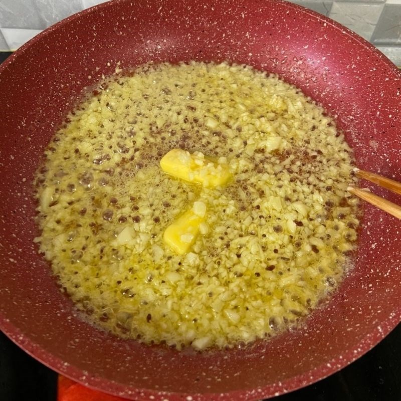 Bước 3 Làm tôm sốt bơ tỏi Tôm sú sốt bơ tỏi nước dừa