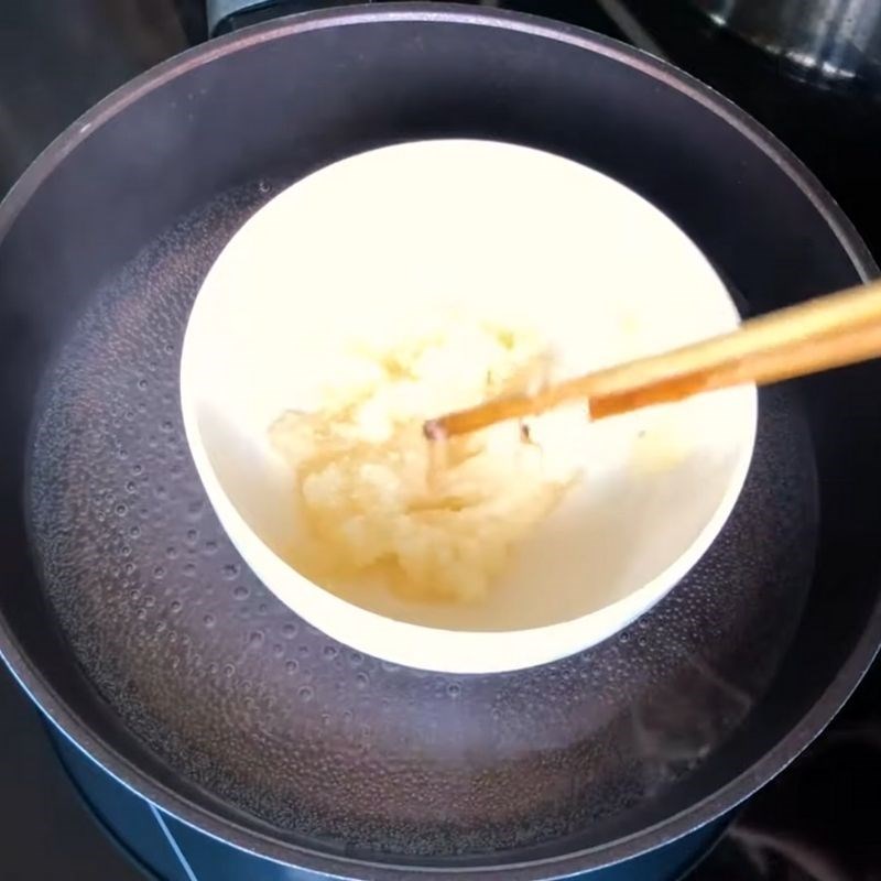 Bước 1 Làm ướt, hấp cách thuỷ bột gelatine Sữa chua dẻo bằng gelatin bột