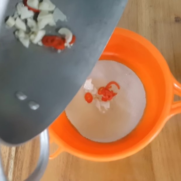 Bước 3 Lấy nước tỏi ớt Củ cải muối ngâm chua ngọt