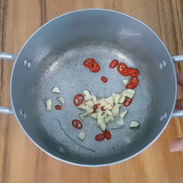 Bước 3 Lấy nước tỏi ớt Củ cải muối ngâm chua ngọt