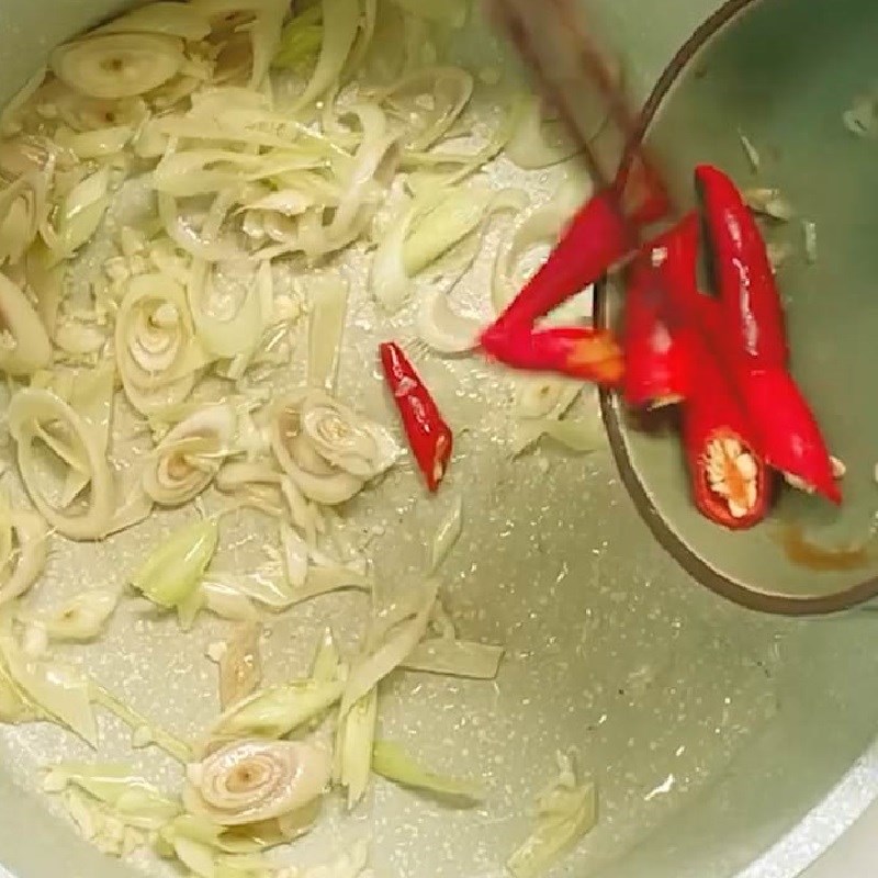 Bước 2 Làm nước sốt me Nghêu hấp Thái