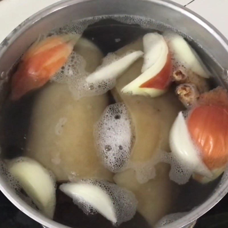 Bước 2 Luộc da bò Da bò trộn chua ngọt