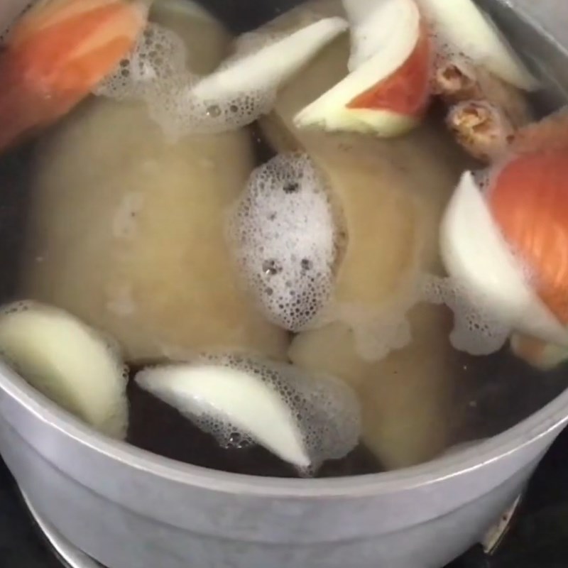 Bước 2 Luộc da bò Da bò trộn chua ngọt