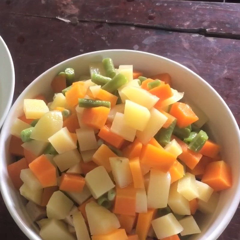 Bước 2 Luộc khoai tây, cà rốt và đậu đũa Salad xà lách dưa chuột khoai tây
