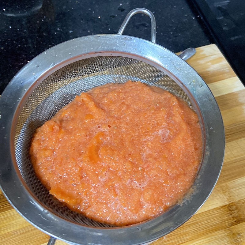 Bước 3 Lược lấy nước cốt Nước ép cà rốt với cà chua bằng máy xay sinh tố