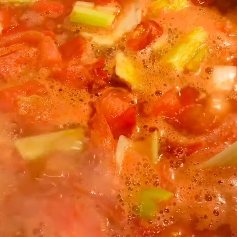 Bước 2 Nấu cà chua, cần tây, hành tây Nước ép cà chua cần tây hành tây không cần máy
