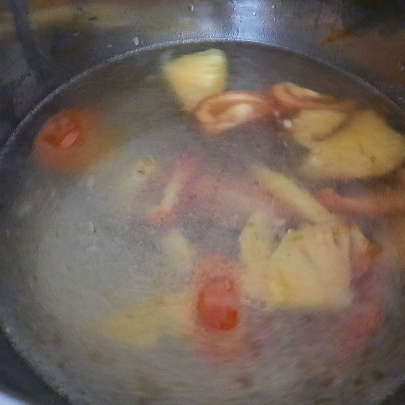 Bước 2 Nấu cà chua với thơm Bún cá mòi hộp chả cá