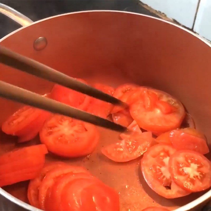 Bước 3 Nấu canh Canh ngó khoai nấu sườn và cà chua