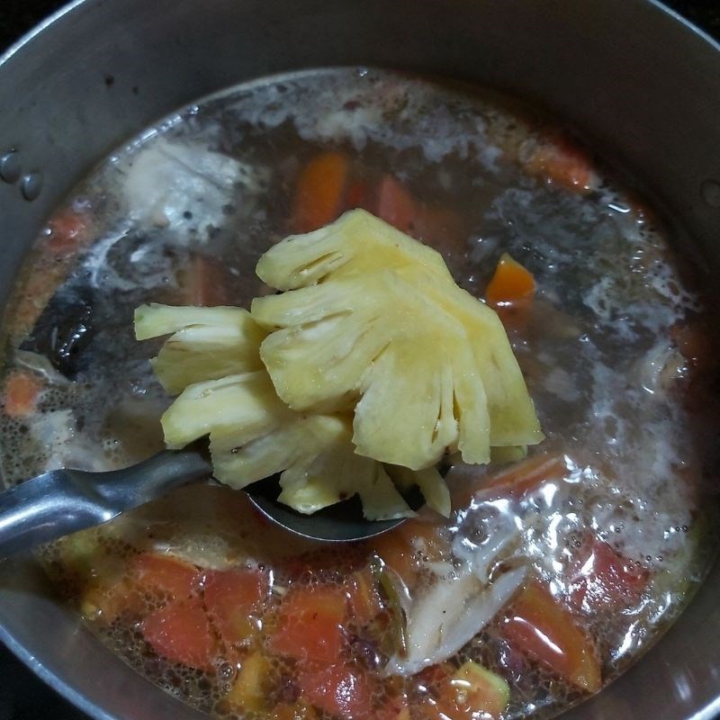 Bước 4 Nấu canh Canh chua đầu cá hồi (công thức được chia sẻ từ người dùng)