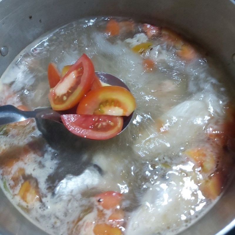 Bước 4 Nấu canh Canh chua đầu cá hồi (công thức được chia sẻ từ người dùng)