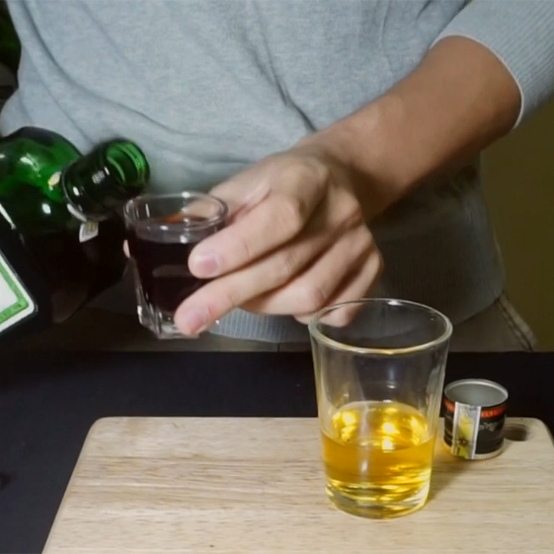 Bước 2 Pha cocktail Jager Bomb